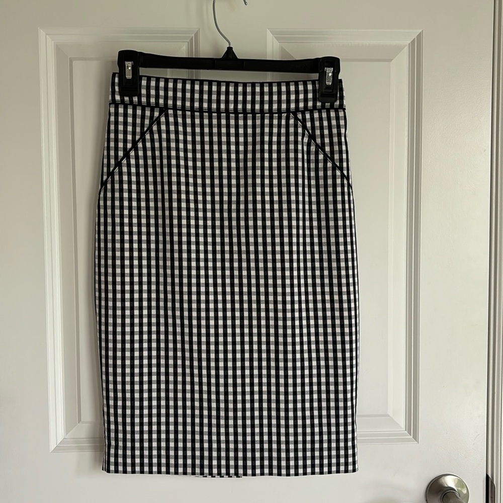 White House Black Market size 00 Black and Off White Checkered Pencil Skirt